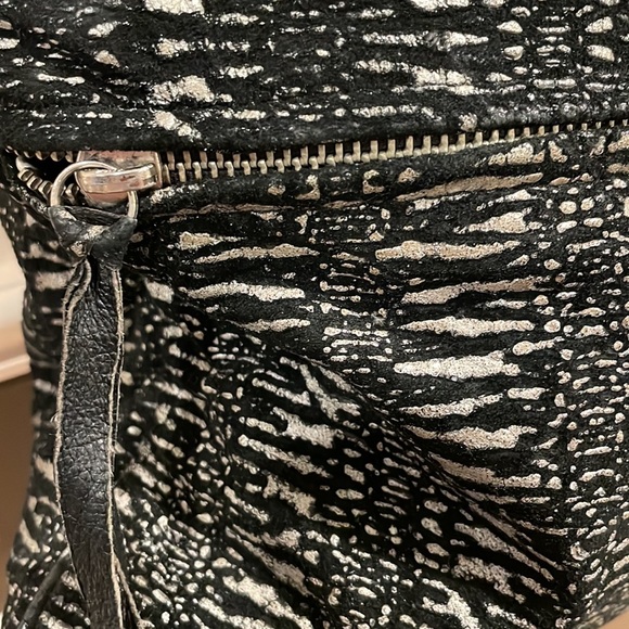 Arza Designer Shoulder Messenger/Laptop Bag in Tiger Print - Picture 6 of 7